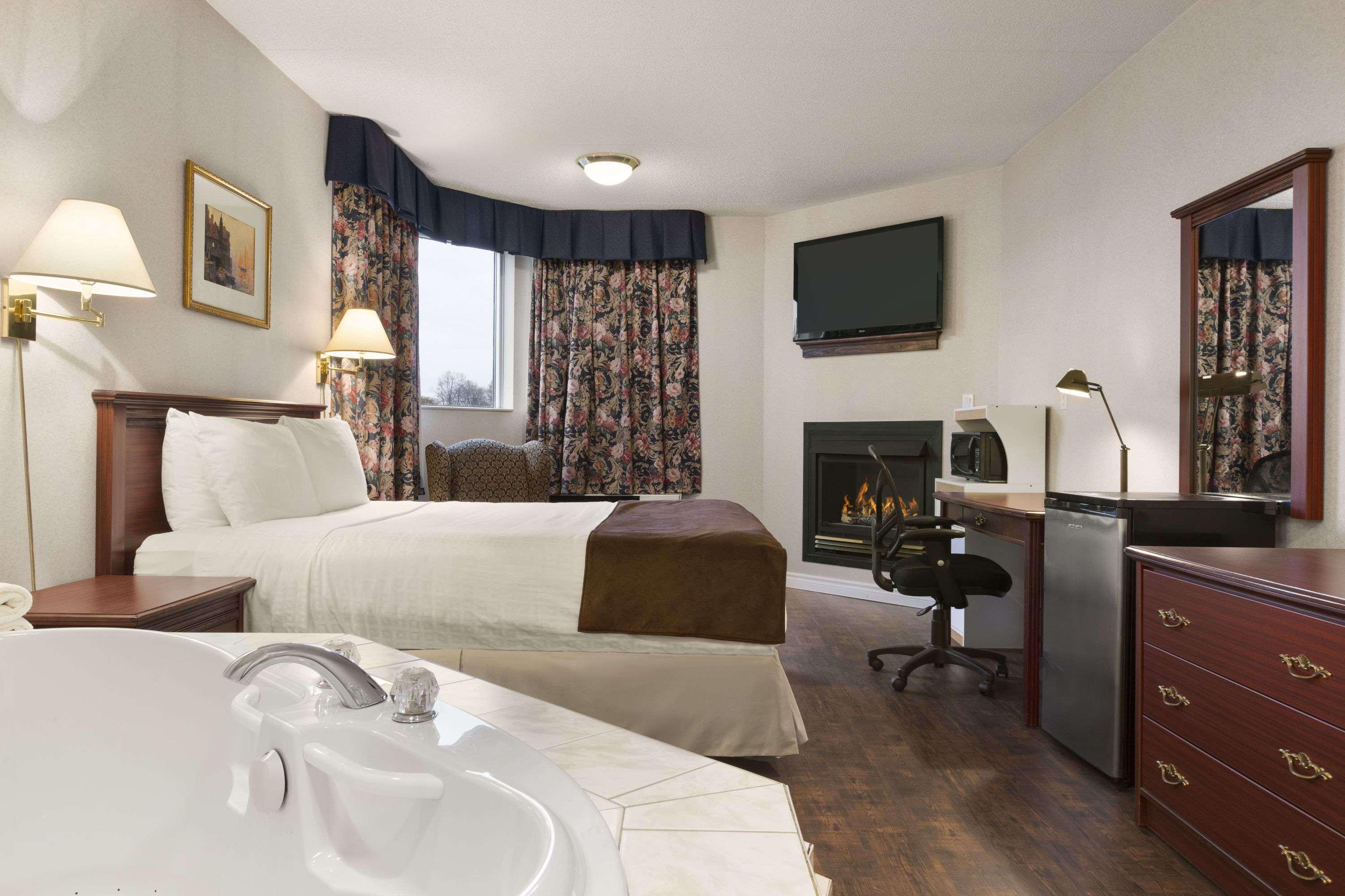 Days Inn By Wyndham Brockville Eksteriør billede