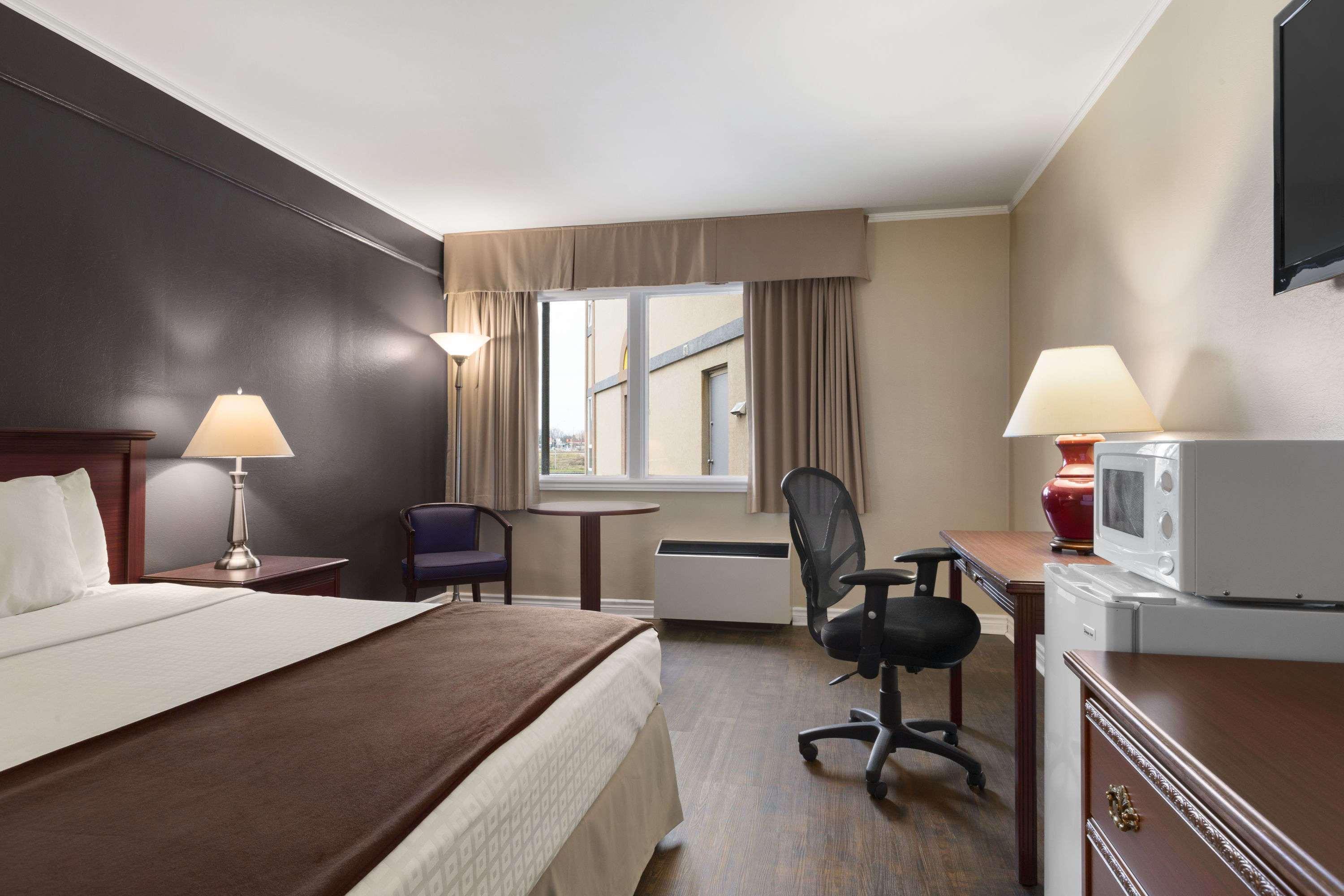 Days Inn By Wyndham Brockville Eksteriør billede